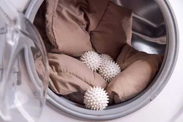 Zamiast wyrzucić do kosza, wrzuć ją do pralki. Genialny trik z reklamówką