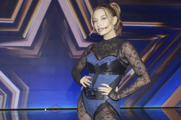 Julia Wieniawa zawsze pozuje lewym profilem do kamery. Produkcja musiała przestawić dla niej studio