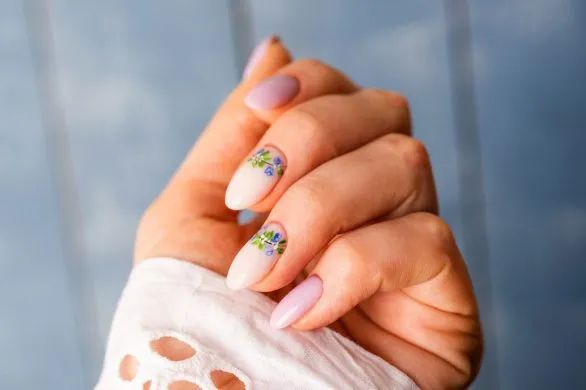 Juicy fruit nails to gorący trend w manicure na wiosnę i lato 2025. Oto najpiękniejsze pomysły na paznokcie w owoce