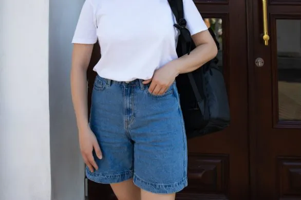 Szorty i botki to idealna stylizacja na wiosnę 2025. Alternatywa dla jeansów?