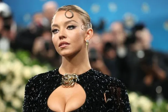 Wiemy, jakich kosmetyków użyć do wykonania makijażu kociego oka z lat 50-tych Sydney Sweeney