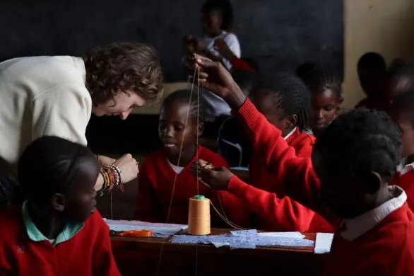 Podpaski zamiast… piasku. Polska projektantka mody walczy z ubóstwem menstruacyjnym w Kenii