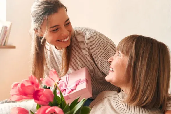 Prezenty na dzień mamy 2025. 5 idealnych pomysłów, które zaskoczą i wzruszą