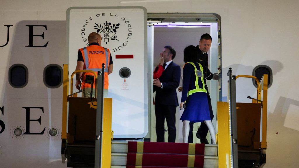 Macron uderzony w twarz przez żonę