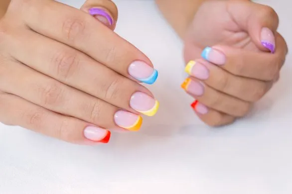 Minimalistyczne paznokcie na lato 2025. Elegancki manicure na upały w mieście i na wakacjach
