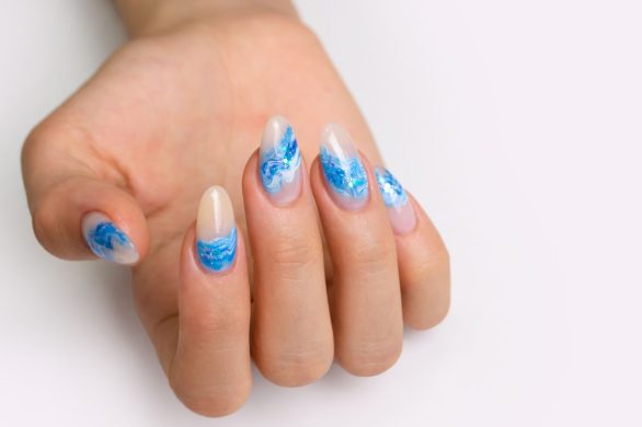 Paznokcie inspirowane morzem na lato 2025. Najlepsze pomysły na vitamin sea manicure