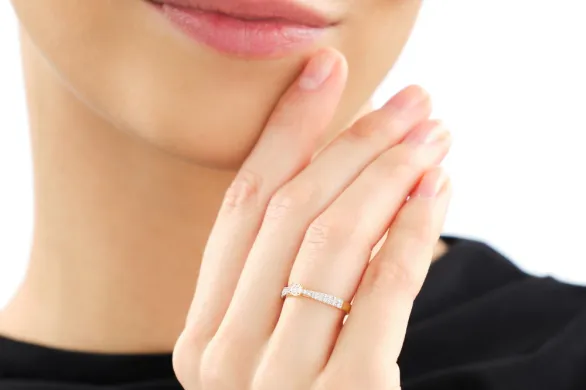 Pierścionek zaręczynowy w stylu minimalistycznym – dla kogo będzie idealny?