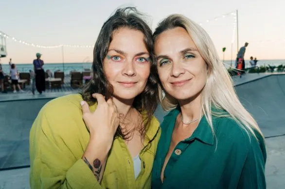 Siren Eyes to modny makijaż na lato 2025. Jak go zrobić?