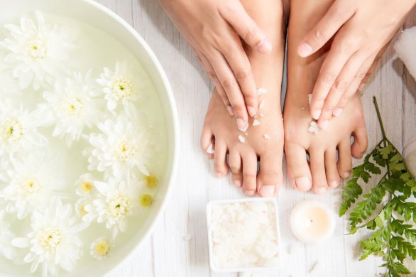 Stylista paznokci gwiazd pokazał najmodniejsze mani-pedi na lato 2025. Podkreśla opaleniznę