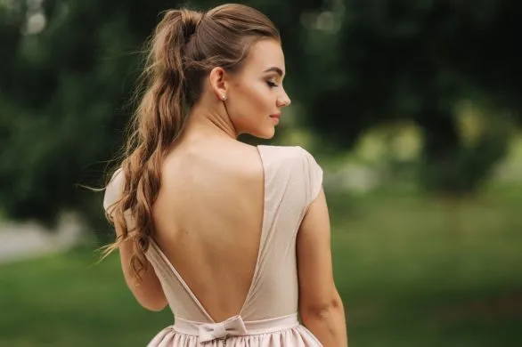 Modne sukienki na wesele 2025 – od minimalistycznych slip dresses po efektowne maxi