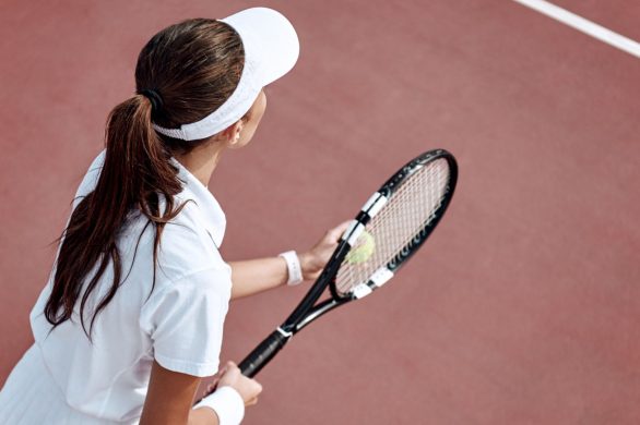 Tennis core zdominuje trendy latem 2025. Jak inspirować się modą z kortów?
