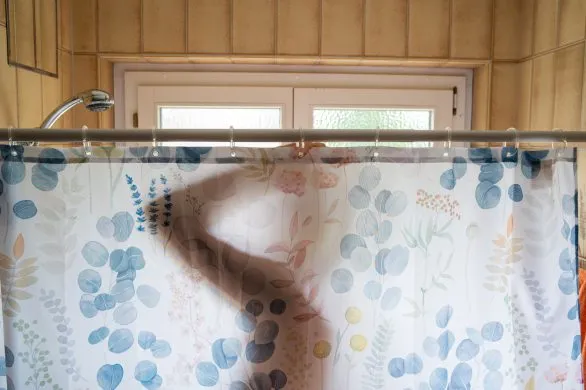 Nie wstydź się i rób to pod prysznicem. Kortyzol poleci w dół