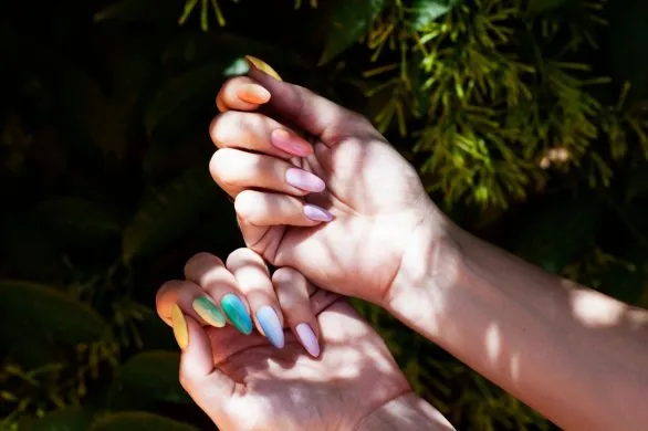 Modne paznokcie na wakacje 2025: od włoskich wzorów po water fruit mani