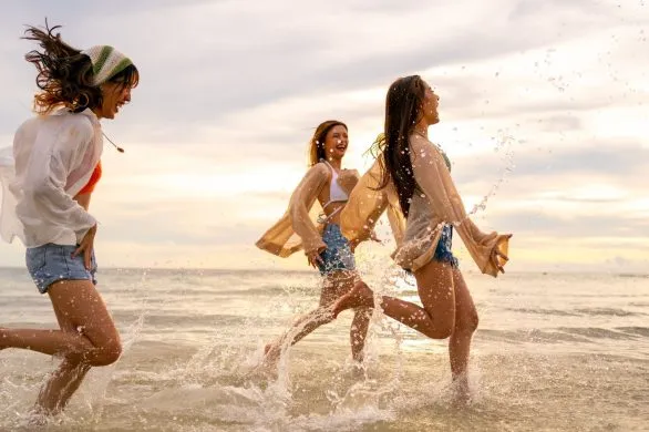 Nie tylko strój kąpielowy. Oto najmodniejsze stylizacje na plażę 2025