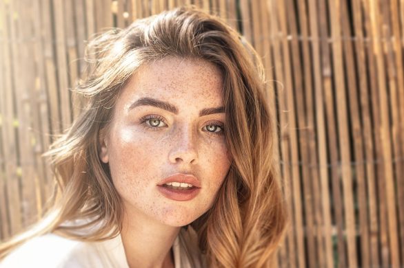 Bronzer wraca do łask. Latem 2025 stawiamy na toasty glam make-up