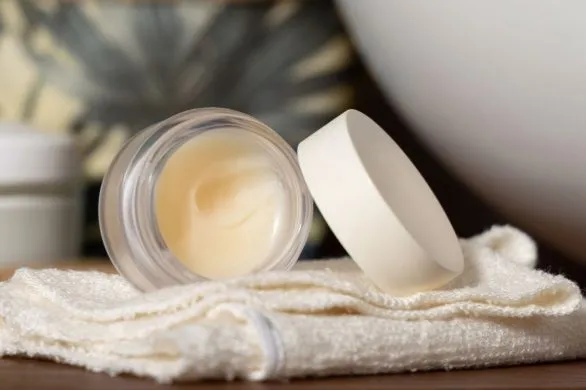 5 balsamów do ust idealnych na lato. Warto je sprawdzić