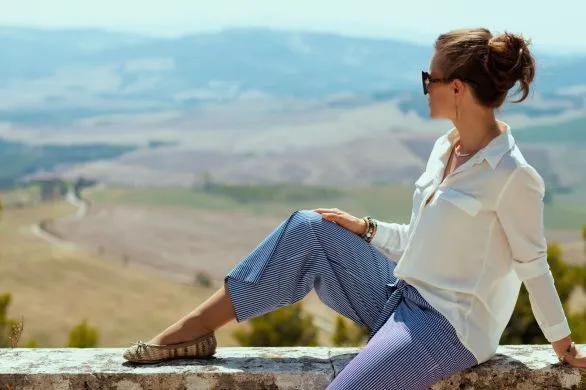 To idealne spodnie na wakacje 2025. Zastąpią dresy?