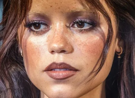 Burtonowskie looki w najlepszym wydaniu. Jenna Ortega olśniewa promując 2 sezon serialu Wednesday