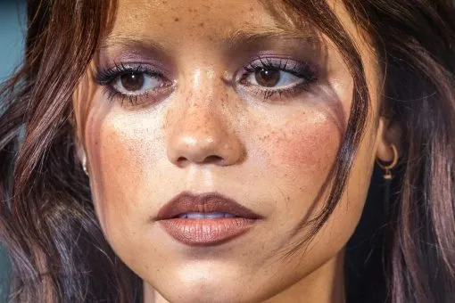 Burtonowskie looki w najlepszym wydaniu. Jenna Ortega olśniewa promując 2 sezon serialu Wednesday