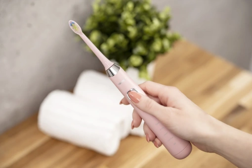 4 tryby pracy, 180 minut działania. Sprawdź, co potrafi szczoteczka Zelmer ZTB8010P
