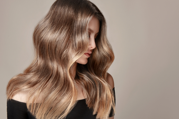 Blond powraca do łask! Oto najgorętsze trendy koloryzacji na jesień 2025!