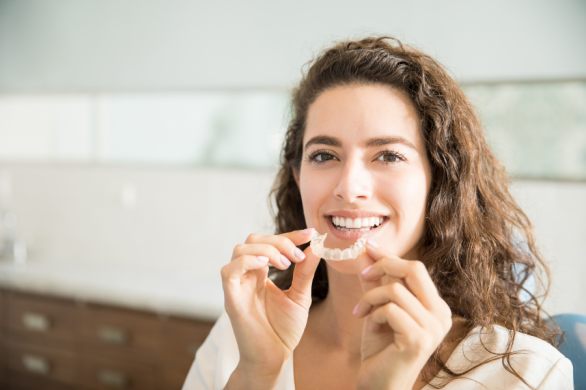 Dyskretne prostowanie zębów – jak działają nakładki Invisalign®?