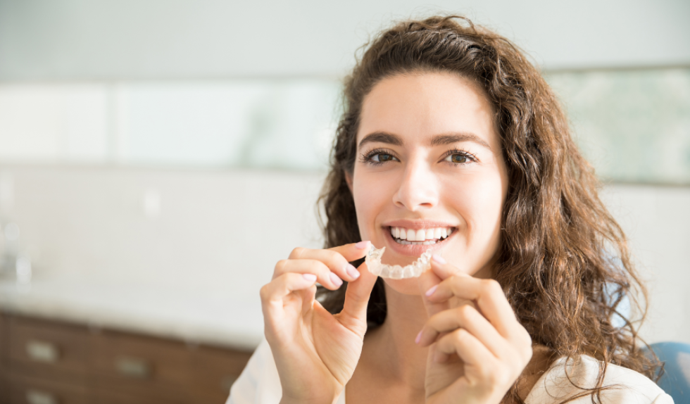 Dyskretne prostowanie zębów – jak działają nakładki Invisalign®?