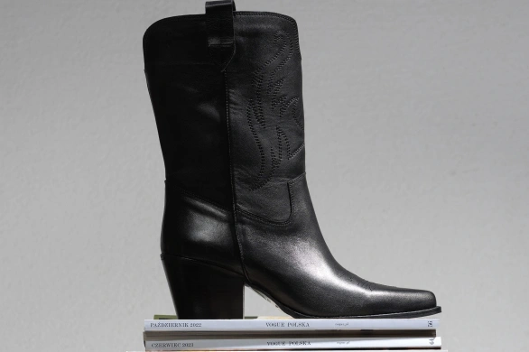 Kozaki na obcasie: elegancja i kobiecy szyk. Oto najmodniejsze modele!