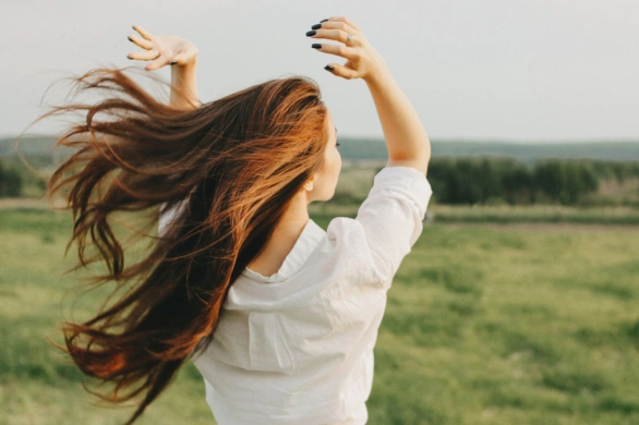 Jak szybko zapuścić włosy? Oto 5 niezbędnych produktów