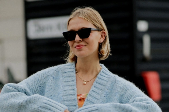 Modne swetry na jesień 2025: od grubych splotów po kardigany w akademickim stylu