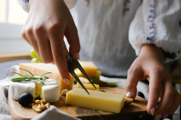 Dietetyczka ostrzega: to najgorszy rodzaj sera