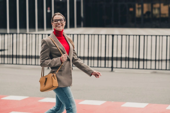 Ten wzór zdominował stylizacje na jesień 2025. Jak nosić kratę w tym sezonie?