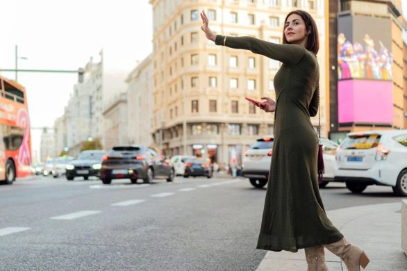 Modne sukienki na jesień 2025. Te modele kupisz teraz w sieciówkach