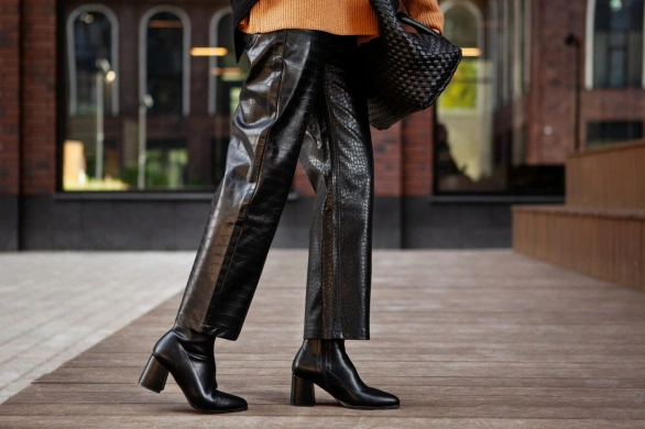 Modne botki na jesień 2025. W tych modelach przechodzimy cały sezon