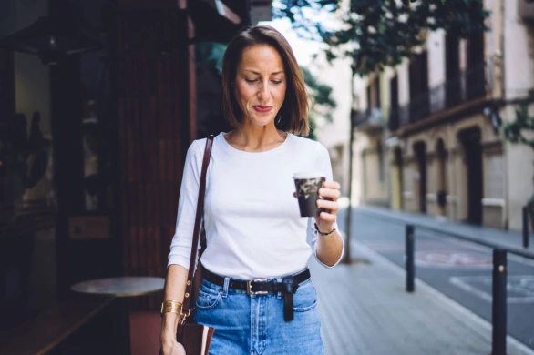 40-latki coraz chętniej sięgają po ten fason jeansów. Wygląda nowocześnie i z klasą