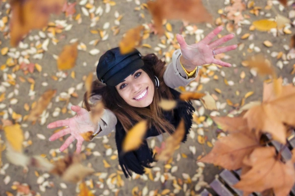 Modne nakrycia głowy na jesień i zimę 2025. Te czapki i kapelusze zdominują trendy