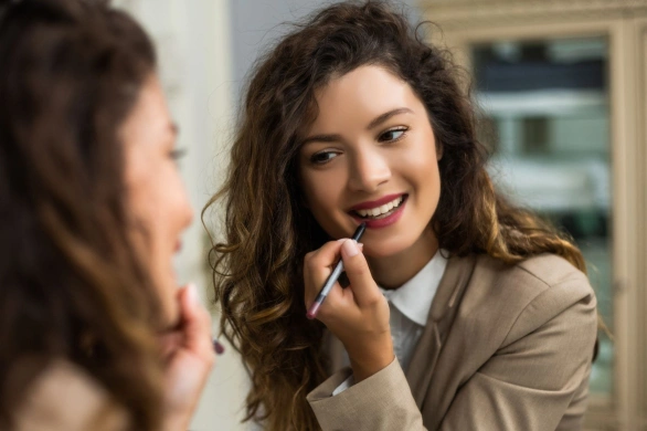 30- latki pokochały tę konturówkę do ust. Zapewnia satynowe wykończenie i długotrwałe utrwalenie koloru