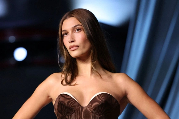 Hailey Bieber zachwyca najmodniejszymi paznokciami jesieni 2025. Ten manicure to hit sezonu
