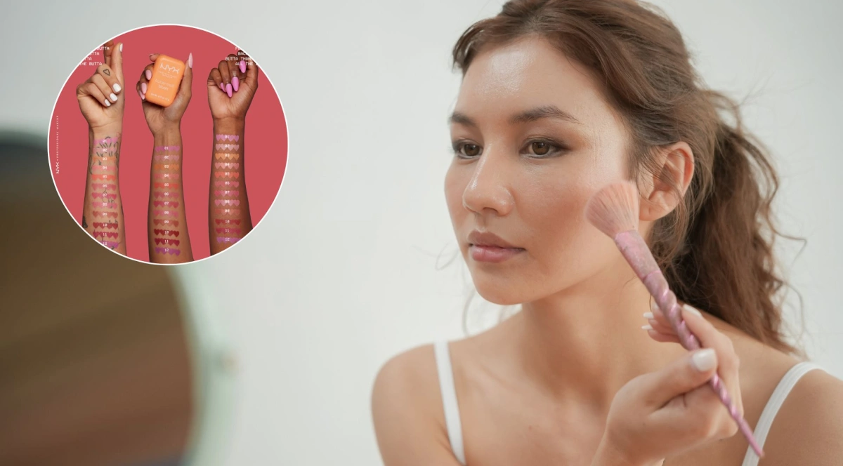 Kobieta malująca się różem do policzków, ręce ze swatchami różu do policzków NYX