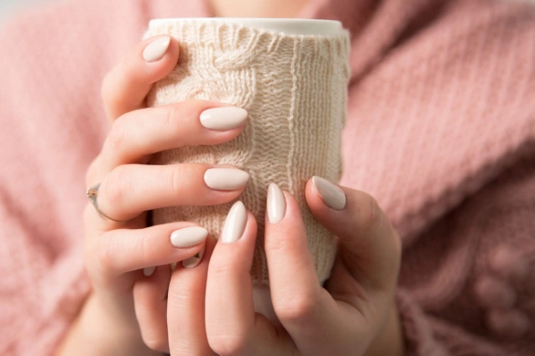 Almond latte manicure to idealne delikatne paznokcie na jesień 2025. Zobacz inspiracje w barwach kawy z mlekiem
