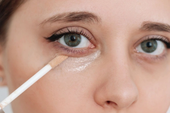 30-latki pokochały ten korektor. Fantastycznie rozjaśnia cienie pod oczami