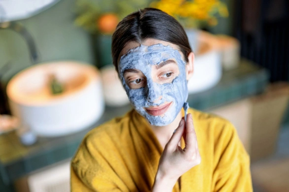 Najlepsze jesienne maseczki do twarzy z drogerii. Koją zmysły, regenerują skórę