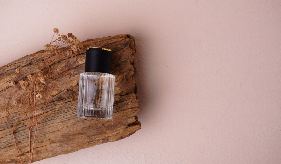 Drzewne perfumy na jesień to hit. Poznaj zapachy inspirowane ciepłem kominka