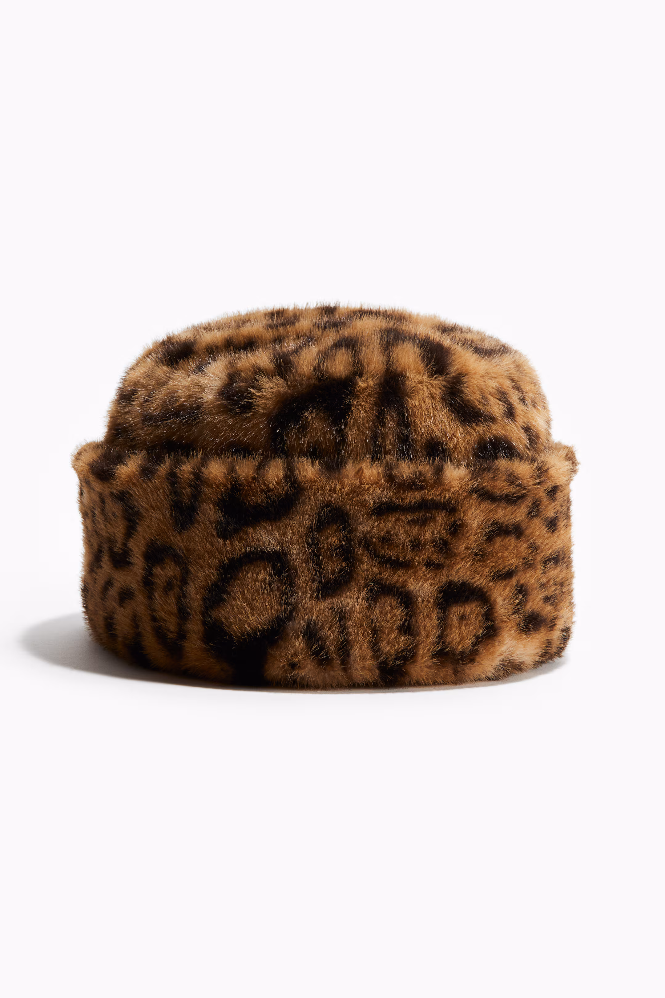 puszysta-czapka-w-panterke