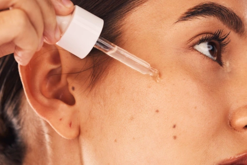 To koreańskie serum z propolisem daje efekt satynowej skóry. „Kupuję cały czas. Niezawodne”