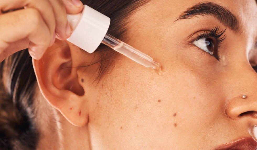 To koreańskie serum z propolisem daje efekt satynowej skóry. „Kupuję cały czas. Niezawodne”