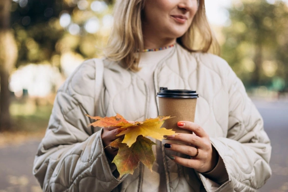 Liście na paznokciach – najpiękniejsze wzory w manicure na jesień 2025