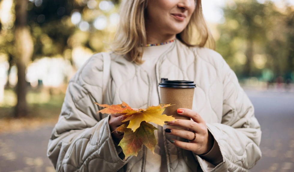 Liście na paznokciach – najpiękniejsze wzory w manicure na jesień 2025