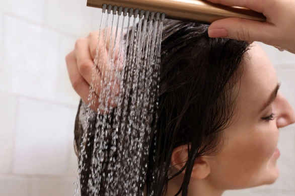 Ten peeling do skóry głowy zbiera same pozytywne recenzje. Oczyszcza, odświeża i zwalcza łupież