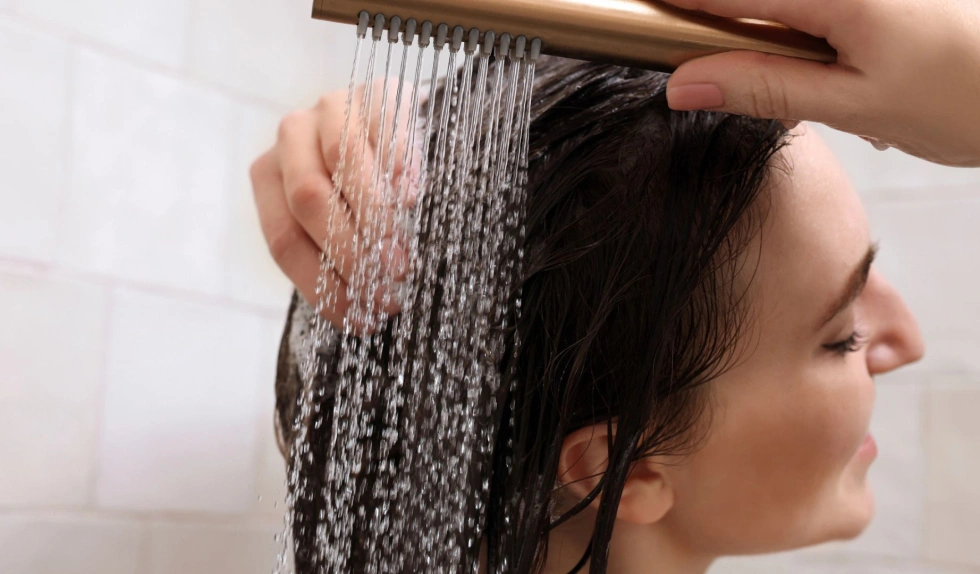 Ten peeling do skóry głowy zbiera same pozytywne recenzje. Oczyszcza, odświeża i zwalcza łupież